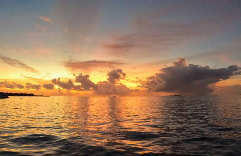 In questa foto si vede una bellissima alba, fotografata nell'atollo di Ari Sud alle Maldive.