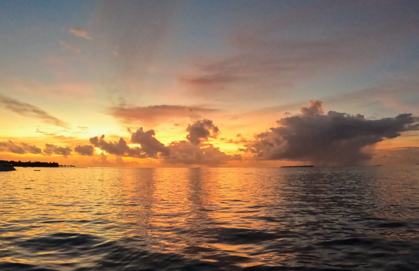 In questa foto si vede una bellissima alba, fotografata nell'atollo di Ari Sud alle Maldive.