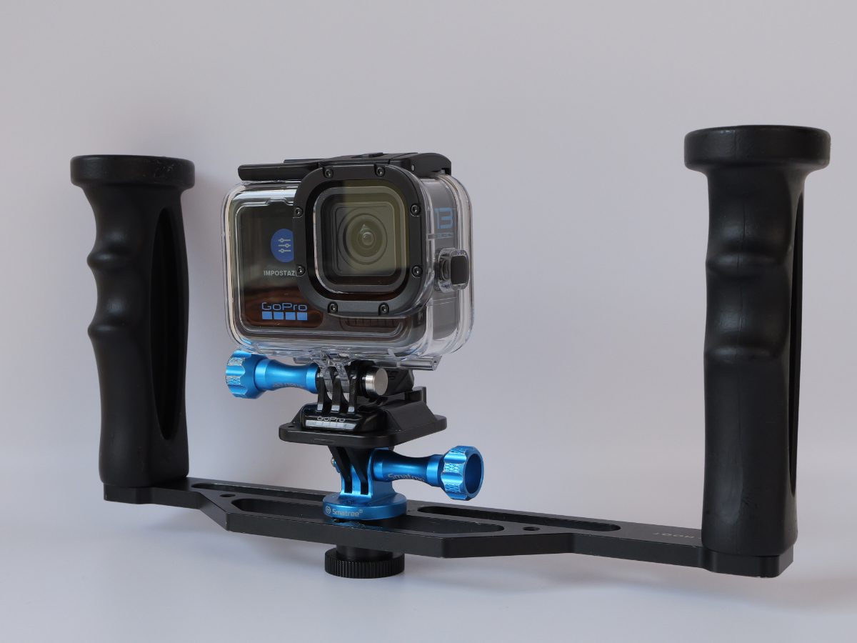 questa foto fa vedere i Bracci Stabilizzatoricon montati una GoPro Hero13 e custodia subacquea.