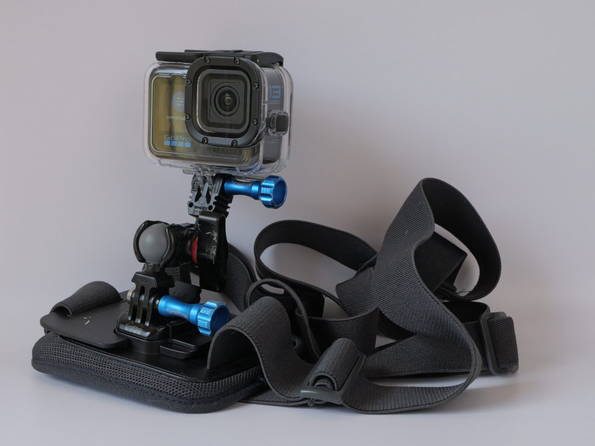 In questa foto si vede un ChestMpunt originale GoPro al quale è fissato una GoPro Hero13.