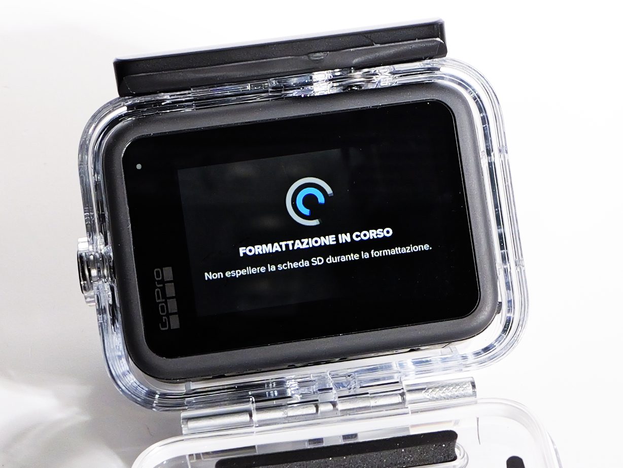 Questa foto mostra la schermata della GoPro Hero13 relativa alla formattazione della scheda microSD.