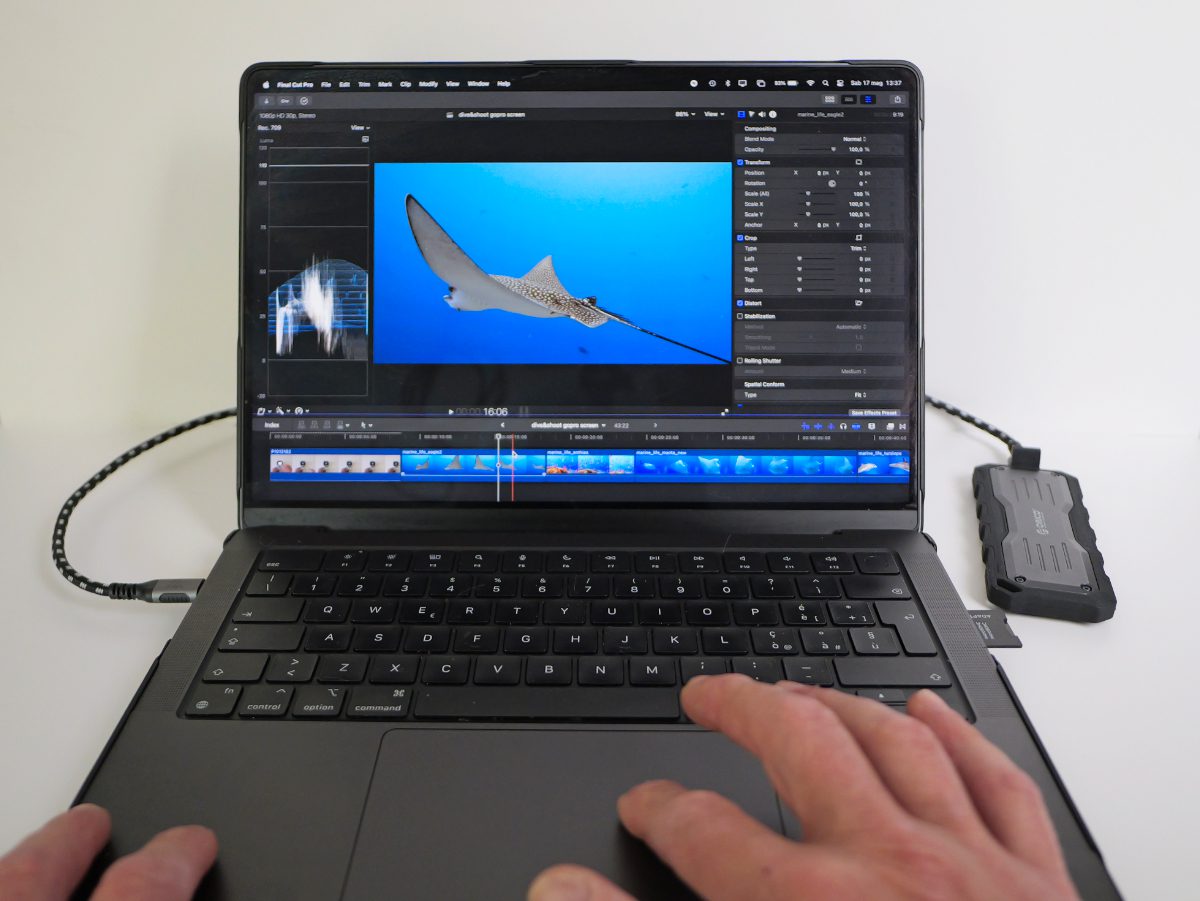 Questa foto mostra una fase dell'editing con FinalCut Pro su un computer portatile macbook pro della Apple.