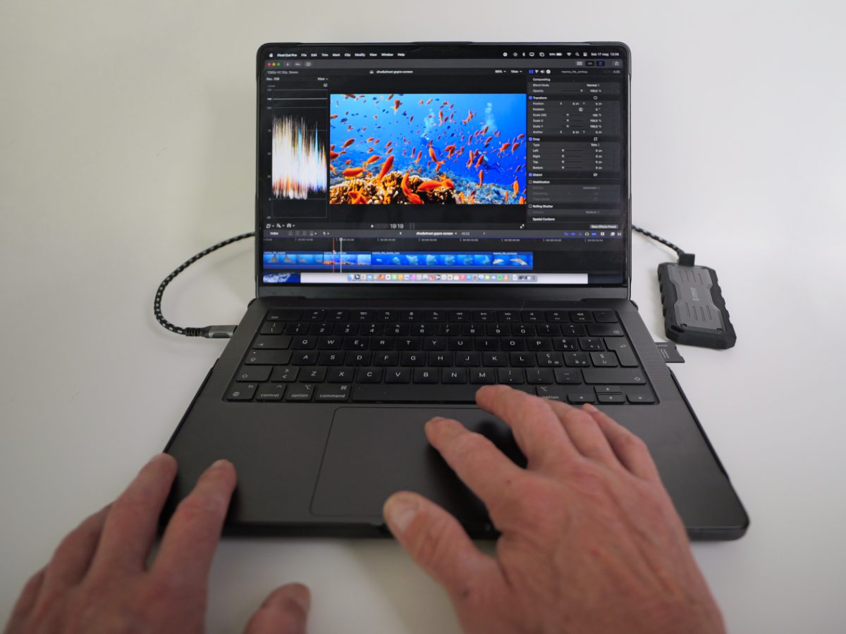 Questa foto mostra una fase dell'editing con FinalCut Pro su un computer portatile macbook pro della Apple.