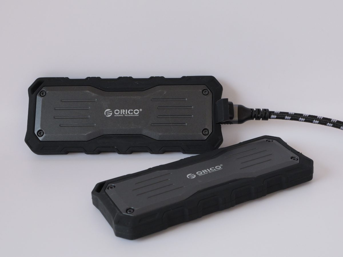 In questa foto si vedono due dischi ORICO Esterno Portatile SSD 2 TB per l'archiviazione delle immagini riprese con GoPro.