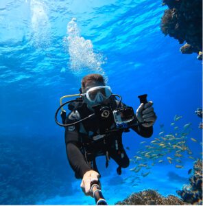 In questa foto si vede un subacqueo che riprende con la GoPro.