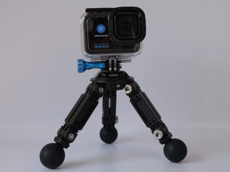 In questa foto si vede un Treppiede al quale è fissata una GoPro Hero13.