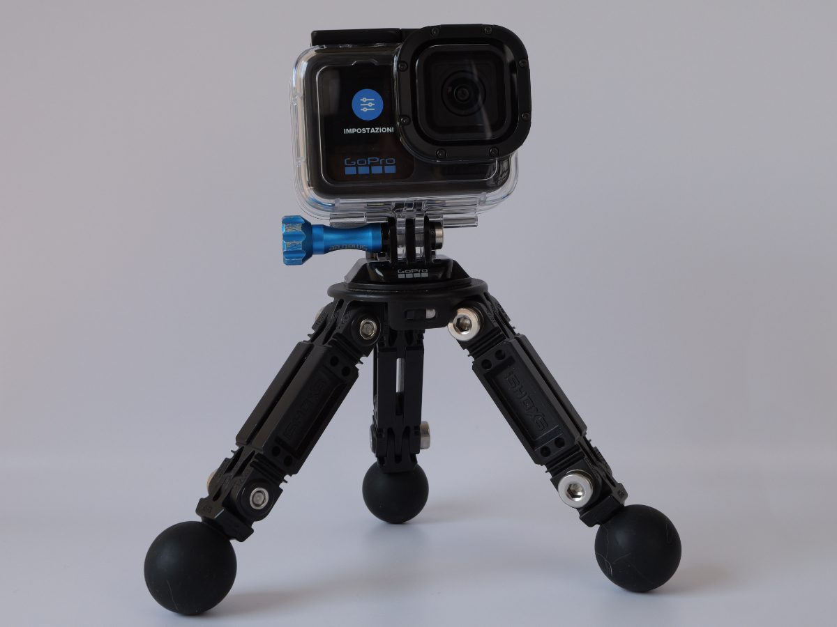 In questa foto si vede un Treppiede al quale è fissata una GoPro Hero13.