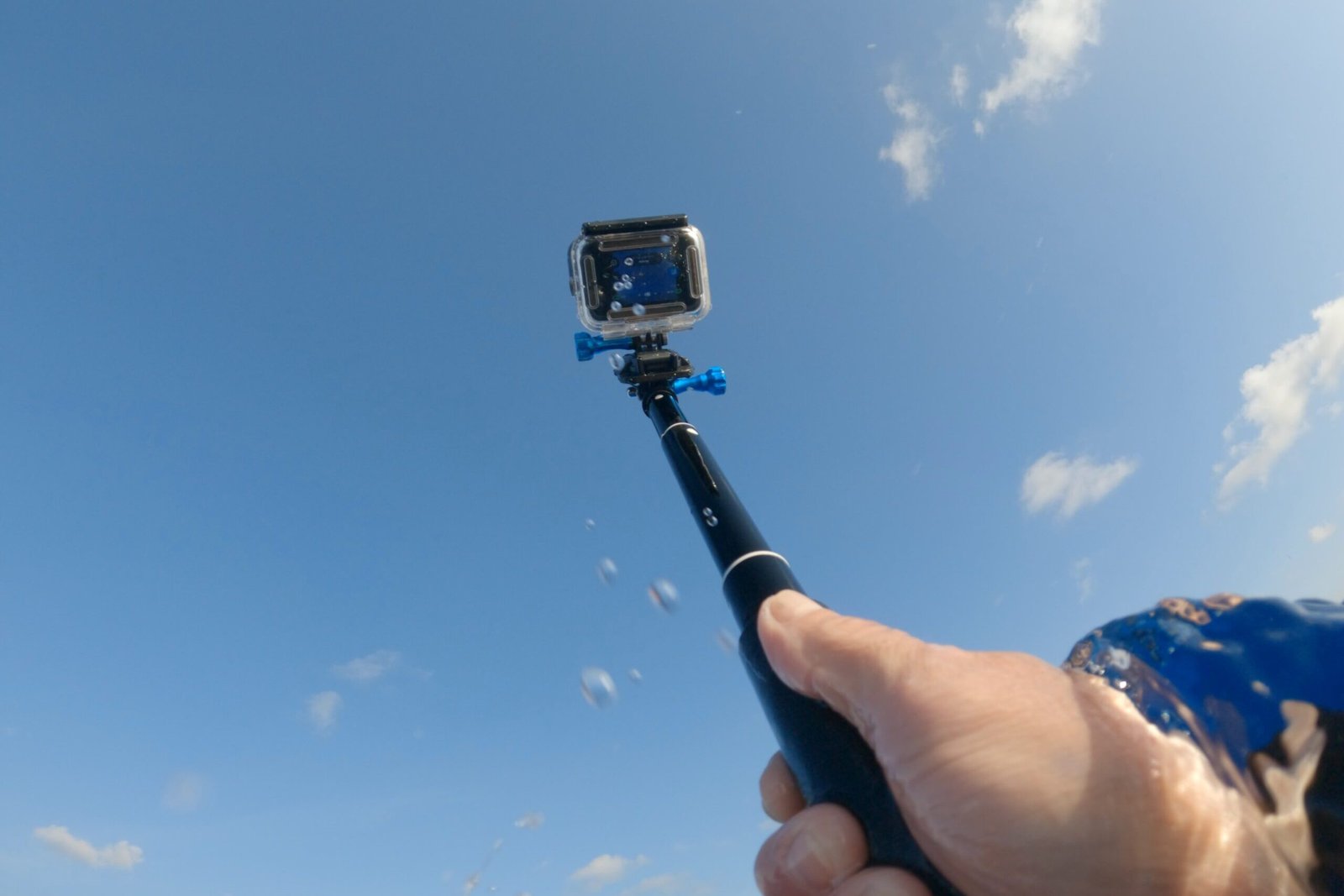 Questa foto mostra una GoPro attaccata al bastone che esce dall'aqua al termine dell'immersione.