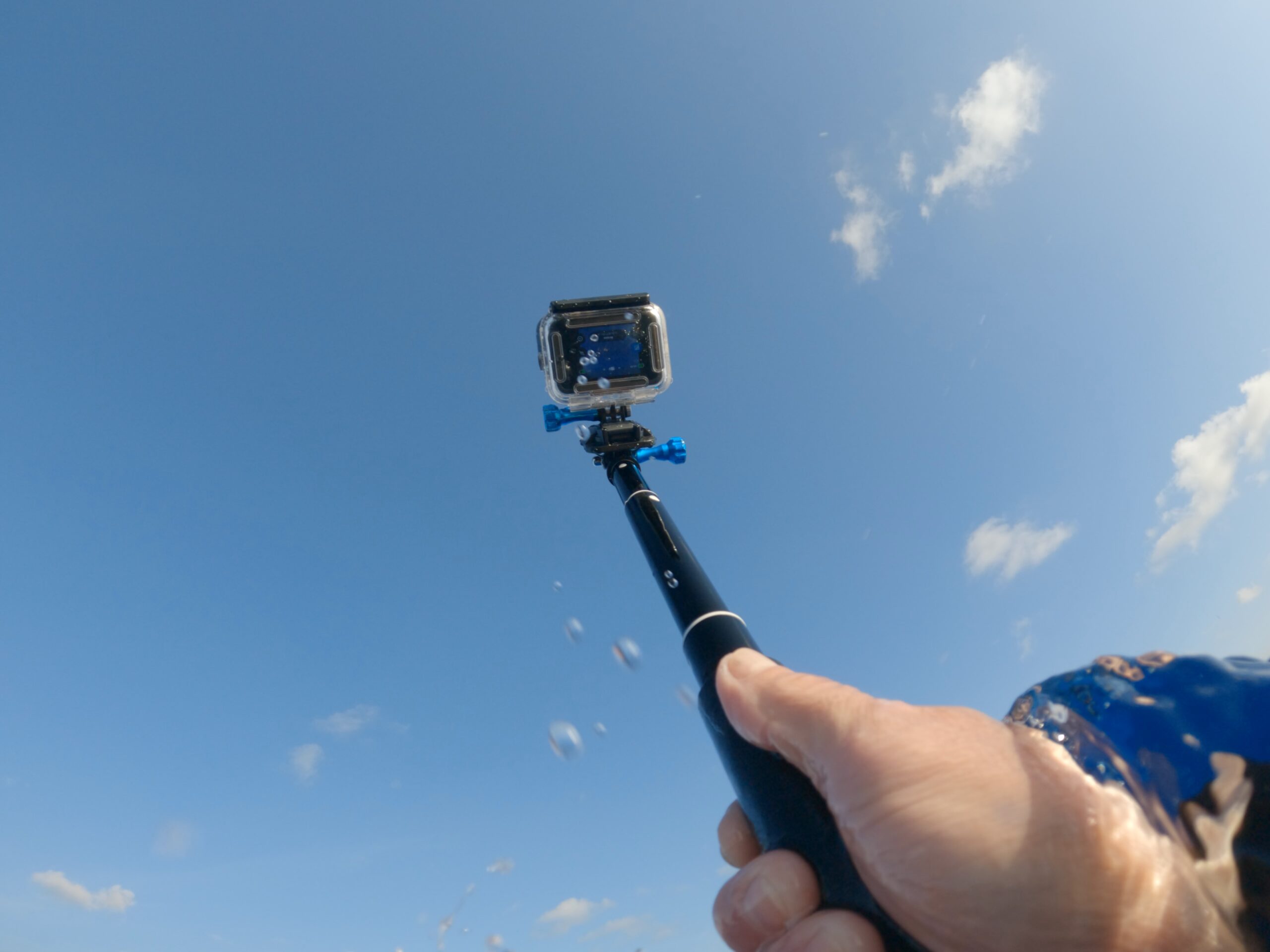 Questa foto mostra una GoPro attaccata al bastone che esce dall'aqua al termine dell'immersione.