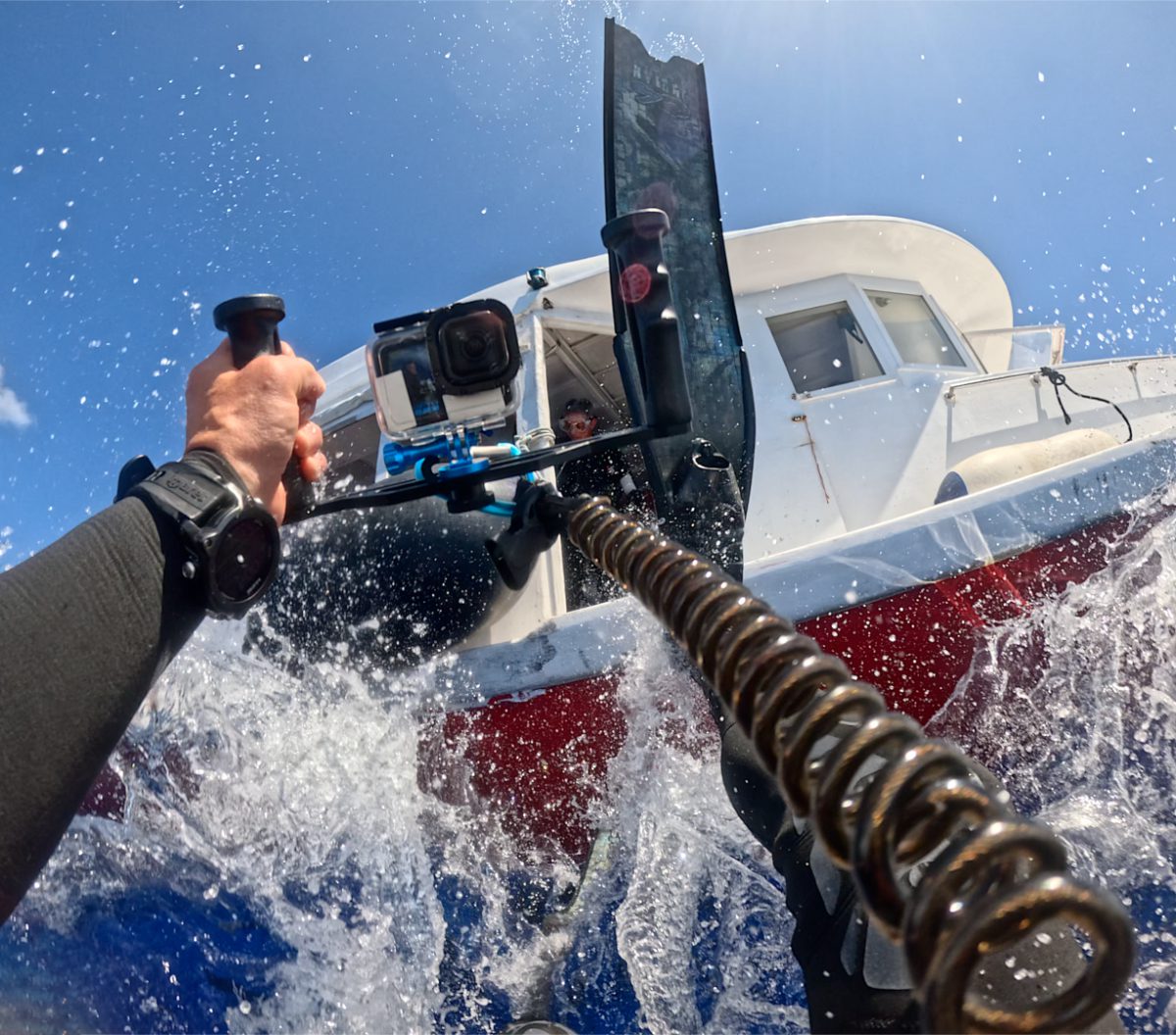 in questa foto, fatta alle Maldive durante un Liveabord, si vede l'entrata in acqua dal dhoni con la gopro fissata ai bracci stabilizzatori.