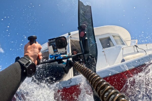 in questa foto, fatta alle Maldive durante un Liveabord, si vede l'entrata in acqua dal dhoni con la gopro fissata ai bracci stabilizzatori.