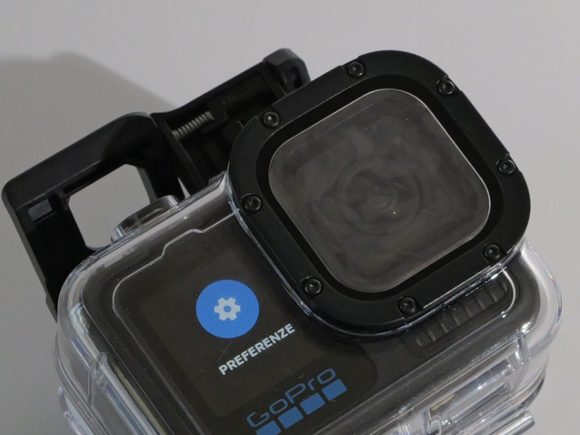 In questa foto si vede una GoPro Hero13 all'interno di una custodia originale GoPro che ha fatto condensa sulla lente dell'obiettivo.