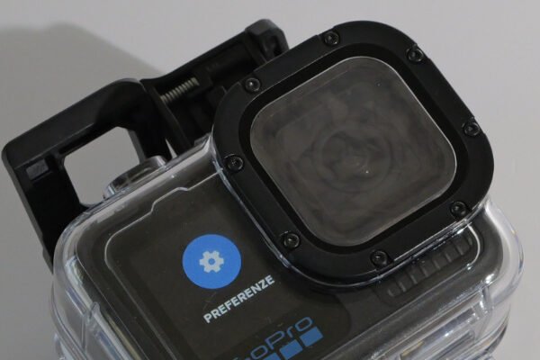 In questa foto si vede una GoPro Hero13 all'interno di una custodia originale GoPro che ha fatto condensa sulla lente dell'obiettivo.
