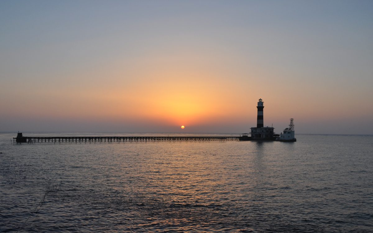 In questa foto scattata al tramonto di vede il Faro di Deaedalus Reef.