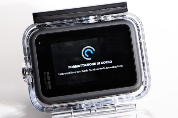 Questa foto mostra la schermata della GoPro Hero13 relativa alla formattazione della scheda microSD.