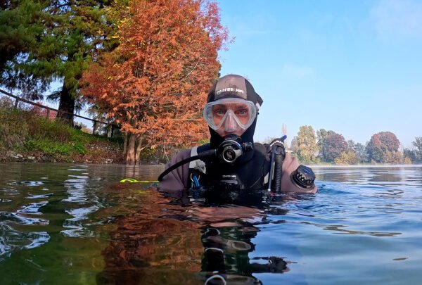 in questa foto Scuba Steve emerge con la muta stagna dal Gardanella Lake a Peschiera Borromeo (MI)