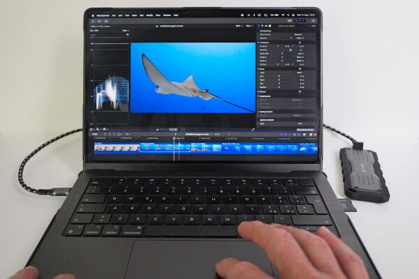 Questa foto mostra una fase dell'editing con FinalCut Pro su un computer portatile macbook pro della Apple.