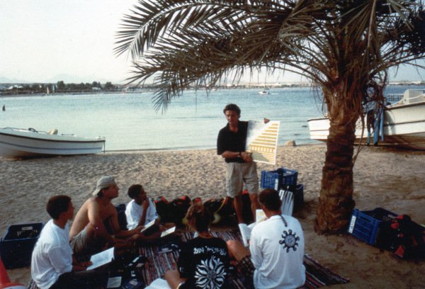 In questa immagine si vede Scuba Steve che insegna le tabelle SSI in spiaggia a Naama Bay, Sharm el Sheikh (Egitto) nel 1996.