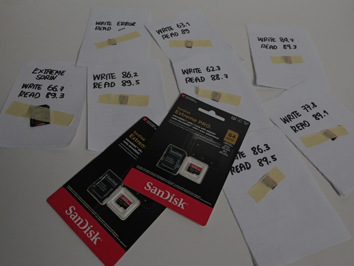 In questa foto si vedono le schede microSD con risultati test