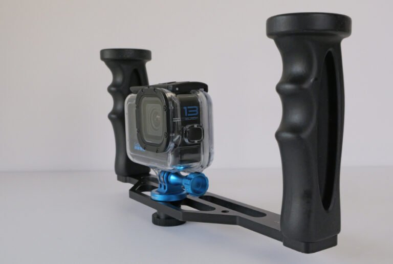 questa foto fa vedere la Base con maniglie montata una GoPro Hero13 e custodia subacquea.