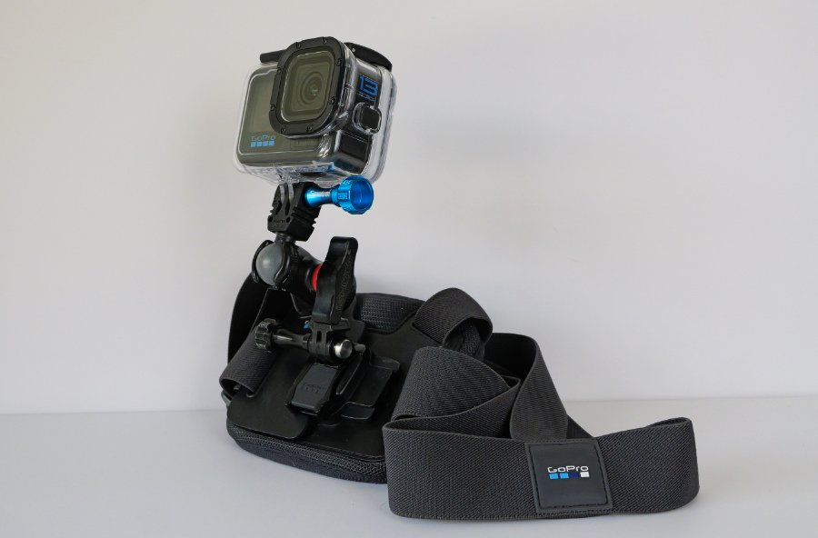 In questa foto si vede un Chesty originale GoPro al quale è fissato una GoPro Hero13.