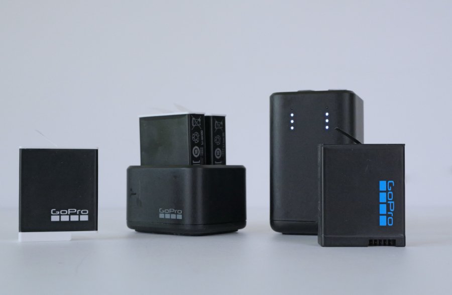 In questa foto si vede il mio set di batterie e caricabatteria GoPro
