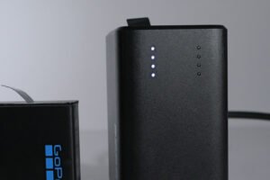 In questa foto si vedono gli indicatori di carica del caricabatterie Hero13.