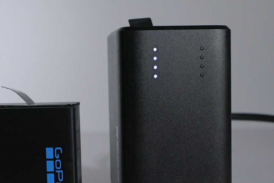 In questa foto si vedono gli indicatori di carica del caricabatterie Hero13.