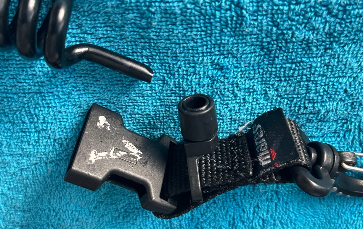 In questa foto si vede la clip spezzata.