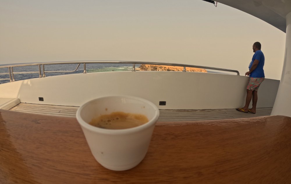 Un Tazza di caffè italiano con sullo sfondo della Small Brother.