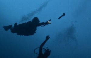 In questa foto si vede Arsim che dopo il tuffo perde la sua GoPro.