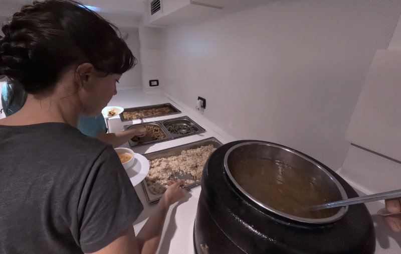 In questa immagine si vede il pranzo a bordo.