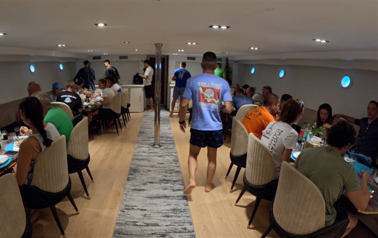 In questa immagine si vede il pranzo a bordo.