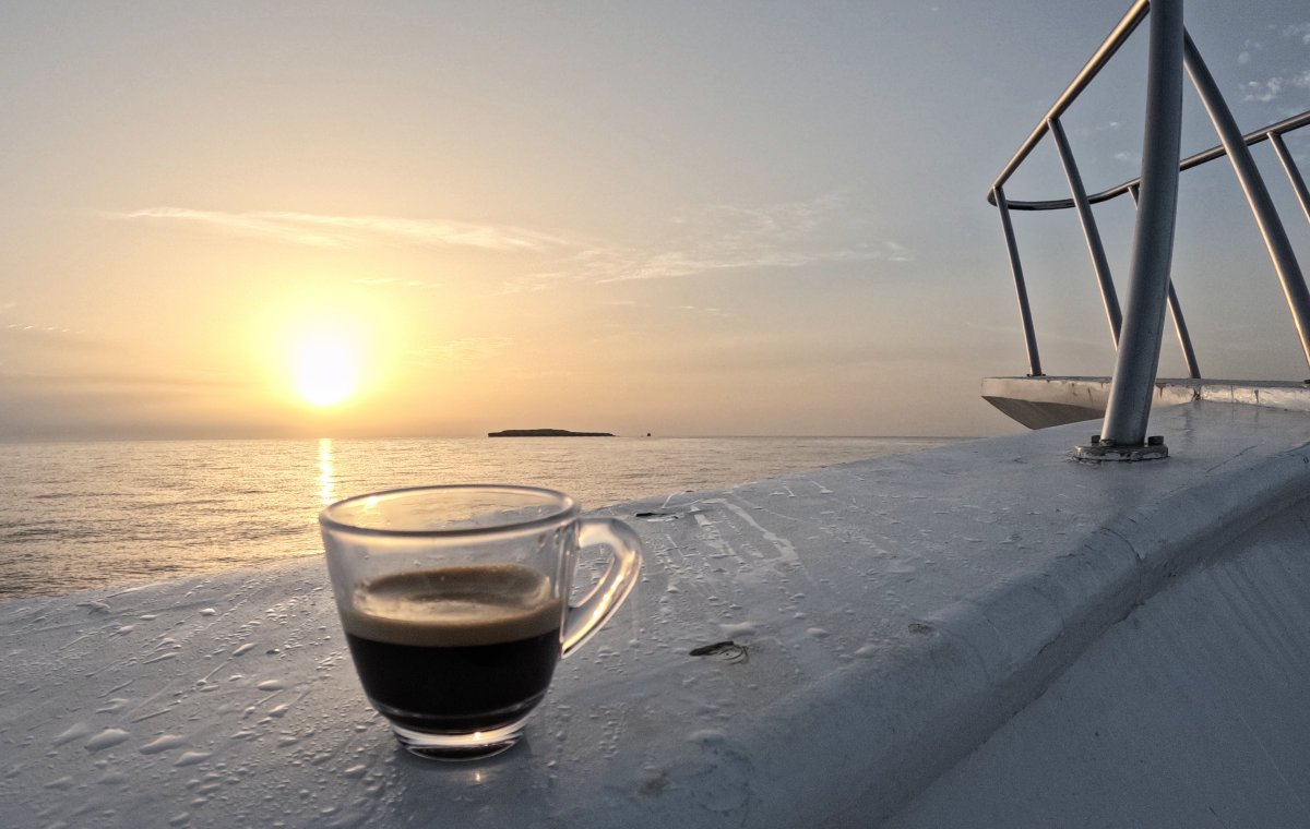 Un Tazza di caffè italiano all'alba.