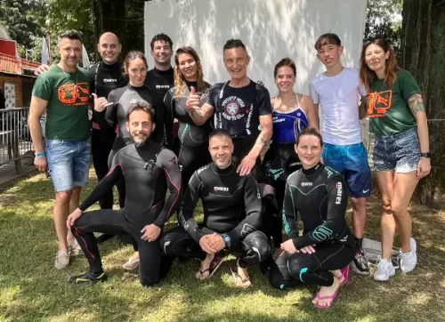 In nuesta foto si vede ScubaSteve con un gruppo di allievi subacquei di diversi livelli presso la scuola Jolly Roger WSE a Peschiera Borromeo (MI).