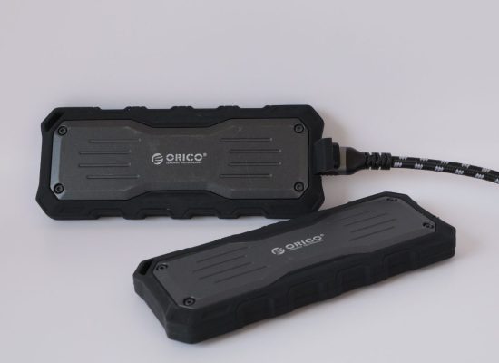 ORICO Disco Esterno Portatile SSD 2 TB In questa foto si vedono due dischi ORICO Esterno Portatile SSD 2 TB per l'archiviazione delle immagini riprese con GoPro.